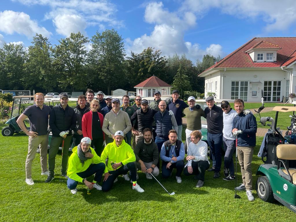 Gruppenbild aller Teilnehmer vor dem Clubhaus des Golfclub Berlin-Pankow