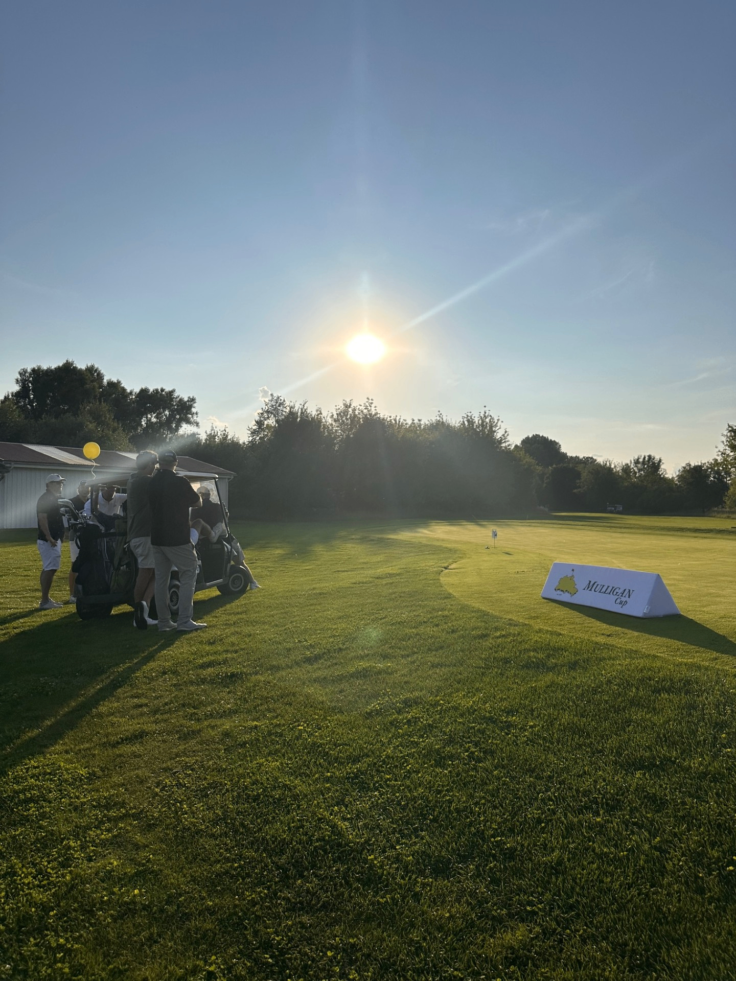 Abendstimmung auf dem Platz mit Mulligan-Cup-Aufsteller