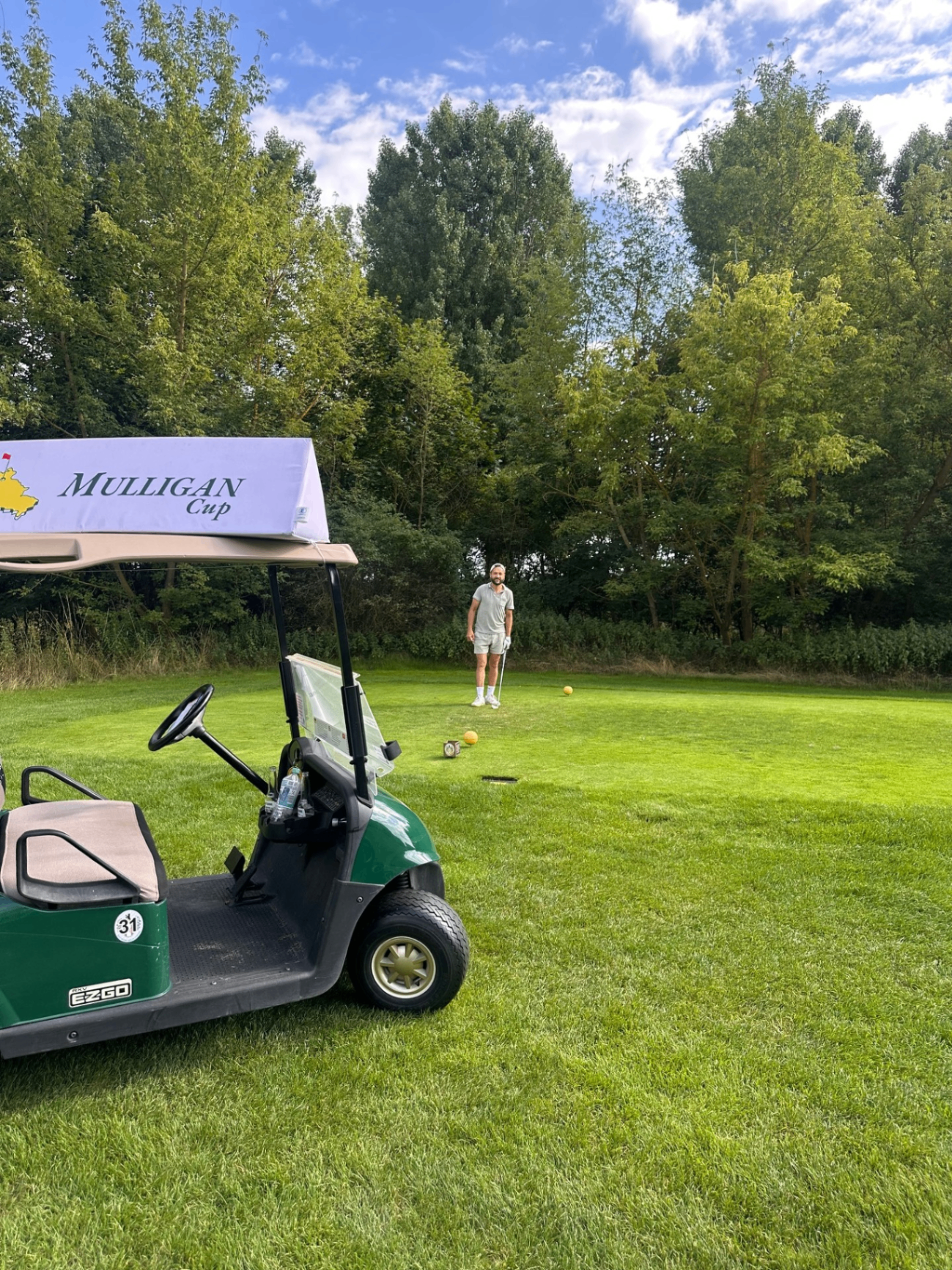 Abschlag mit gebrandetem Mulligan-Cup-Golfcart