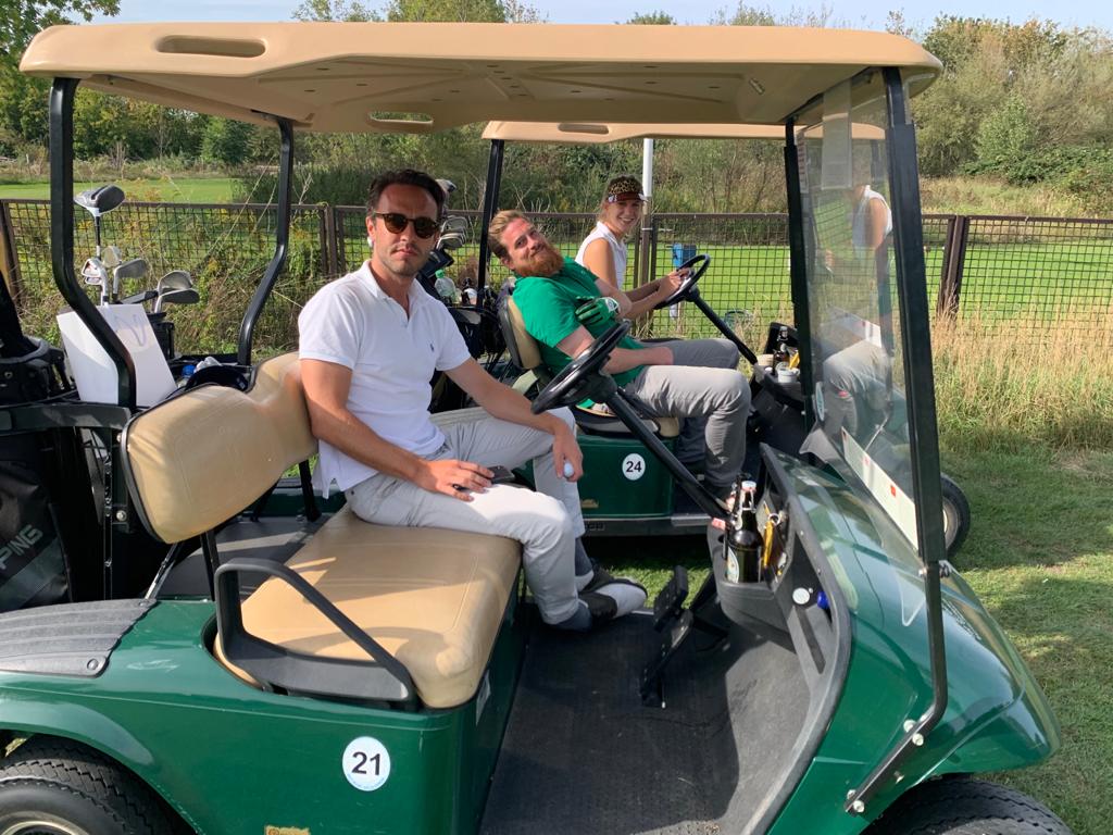 Spieler in Golfcarts beim ersten Mulligan Cup 2020