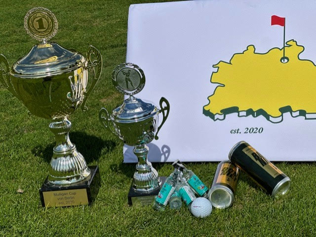 Pokal und Turnierpreise auf dem Grün
