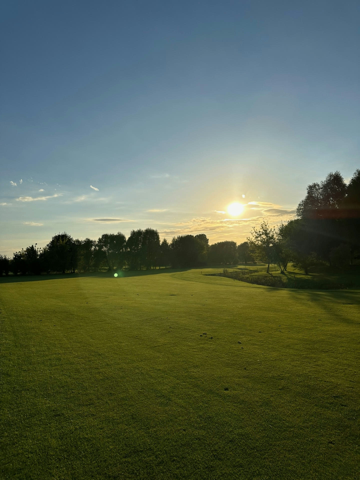 Golfer im Morgenlicht