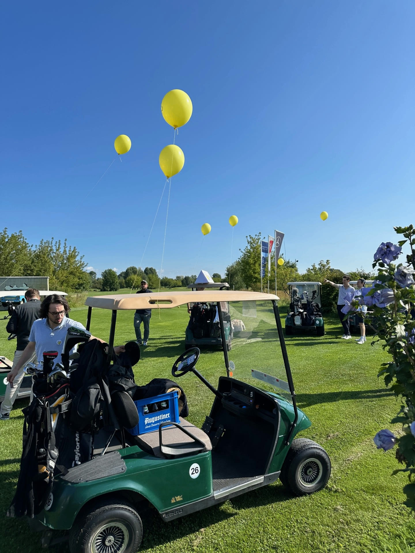 Turnierimpression mit Golfcart und gelben Ballons